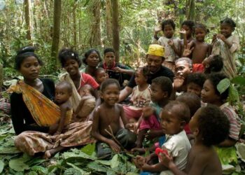 SUZAIRI Zakaria (tengah) bersama golongan wanita dan kanak-kanak Orang Asli suku Bateq di Kampung Kuala Koh, Kelantan pada 2009.