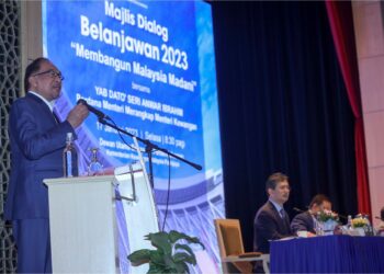 ANWAR Ibrahim berucap pada Majlis Dialog Belanjawan 2023 di Kementerian Kewangan, Putrajaya, semalam. – UTUSAN/ FAISOL MUSTAFA