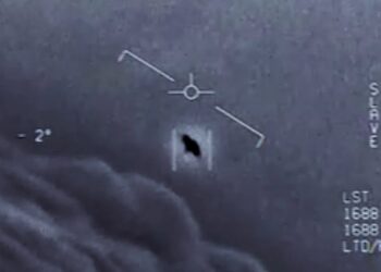 TANGKAP layar rakaman video UFO yang didedahkan Pentagon pada tahun lalu. - AFP  