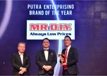 ALEX Goh (kanan) menerima Anugerah  'Putra Enterprising Brand of the Year 2022'.