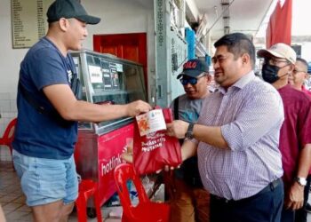 SHAHELMEY Yahya (dua kanan) semasa jelajah mesra sempena Tahun Baharu Cina di Putatan hari ini.