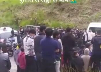 TANGKAP layar video yang tular 2 Januari lalu di aplikasi media sosial 'Tiktok' menunjukkan sekumpulan warga negara asing berhimpun dan melancarkan mogok di kawasan Amber Court, Genting Highlands di Bentong, Pahang. - FOTO /IHSAN IPD BENTONG