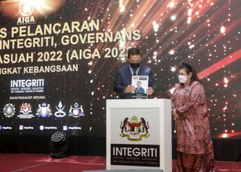 Mohd. Zuki Ali (kiri) melancarkan Anugerah Integriti, Governans dan Anti Rasuah (AIGA) 2022 di Putrajaya, tahun lalu. – UTUSAN/FAISOL MUSTAFA