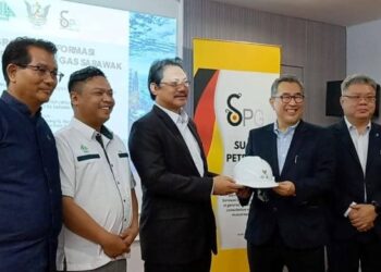 HAZLAND (tengah) merasmikan Program Transformasi Kontraktor Minyak dan Gas Sarawak (PTKS), di Miri hari ini.