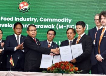 PERTUKARAN MoU di antara kerajaan Sarawak dan UPM bagi penyelidikan berkaitan usaha meningkatkan pengeluaran padi Kuching hari ini.