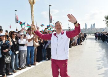 ILHAM Aliyev berlari sambil membawa obor Sukan Eropah Pertama Baku 2015.