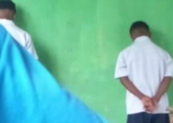 TANGKAP layar video menunjukkan dua pelajar sekolah menengah di Kupang didenda seorang guru untuk menghantukkan kepala mereka ke dinding kelas sebanyak 100 kali. - AGENSI