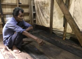 ABDULLAH Abdul Rahim menunjukkan lokasi isterinya dibunuh suspek di rumah mereka di Kampung Batu Machang, Jerek, Gua Musang, Kelantan. - UTUSAN/AIMUNI TUAN LAH