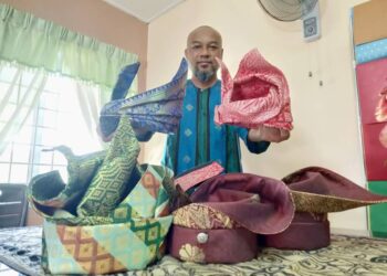 RASHIDI Abu Hasan menunjukkan tandak yang dihasilkannya yang semakin mendapat permintaan ramai terutama menjelang Aidilfitri di Kepala Batas, Pulau Pinang.