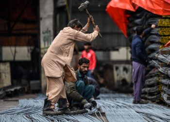 BEBERAPA buruh bekerja di kilang keluli di kawasan perindustrian Islamabad. -AFP