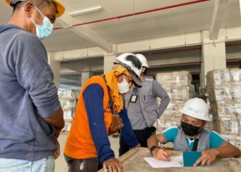 PENGUAT  kuasa CIBD memeriksa dokumen pekerja di salah sebuah tapak binaan di Kota Kinabalu hari ini.