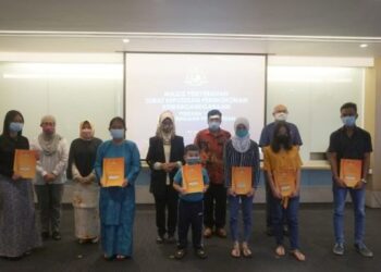 FATIMAH Abdullah (lima dari kiri) bersama enam penerima surat kewarganegaraan pada Majlis Penyerahan Surat Keputusan Permohonan Kewarganegaraan Perkara 15A Perlembagaan Persekutuan di Miri hari ini.