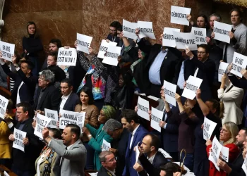 AHLI-ahli  Par;limen sayap kiri Perancis mengangkat sepanduk berbunyi 'Kami tolak usia persaraan 64 tahun. -AGENSI