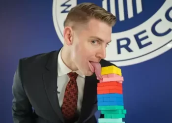 NICK Stoeberl menggunakan lidahnya untuk menjatuhkan lima blok Jenga dalam masa 55.526 saat. -AGENSI