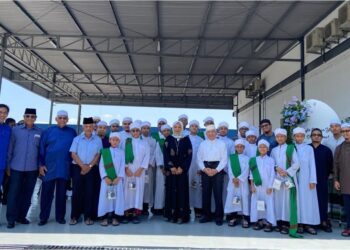 NONEE ASHIRIN MOHD RADZI (tengah) bersama pelajar tahfiz pada majlis bacaan Yassin dan doa selamat sempena Ramadan dan mengerjakan umrah di pejabat GCA, Subang Skypark, semalam.