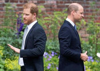 HUBUNGAN keruh antara William dan Harry bermula selepas adiknya berkahwin dengan Meghan Markle. - AFP