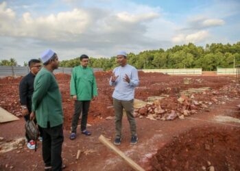 MOHAMMAD Yaakub Yusra Mohd. Yusof, (kanan) melawat tapak projek masjid berasaskan ilmu falak di Madad di Kampung Teluk, Sungai Layar, Sungai Petani semalam.
- UTUSAN/ SHAHIR NOORDIN