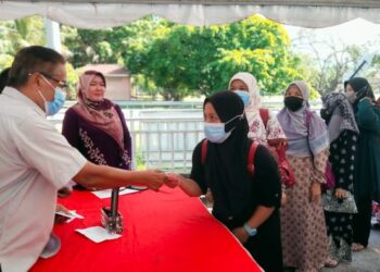 SHABUDIN Yahaya pada Majlis Penyampaian Sumbangan Pelajar IPT yang diadakan bersama program sumbangan untuk anak-anak di Tasek Gelugor, Pulau Pinang hari ini.