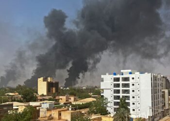 ASAP berkepul-kepul di atas bangunan kediaman di Khartoum dalam pertempuran pihak tentera dan separa tentera. - AFP