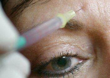 SUNTIKAN Botox yang diubahsuai mampu melegakan kesakitan saraf jangka panjang tanpa kesan sampingan.-GAMBAR HIASAN