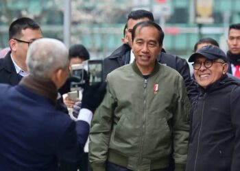 JOKOWI menyapa dan bergambar dengan masyarakat Indonesia yang berada di sekitar hotel di bandar Hannover, Jerman kelmarin.-AGENSI