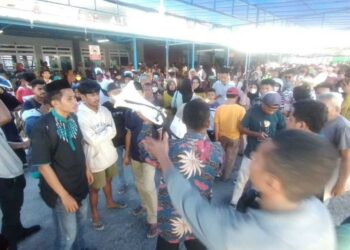 RATUSAN penumpang yang mahu pulang ke daerah Seram bahagian Timur menyerbu Pelabuhan Ambon kelmarin.-AGENSI