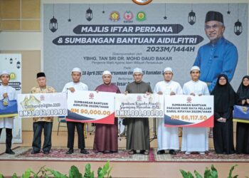 MOHD. Daud Bakar (tengah) bergambar bersama wakil penerima sumbangan selepas penyerahan replika cek bantuan pada Majlis Iftar Perdana dan Sumbangan Aidilfitri di Kompleks Darul Kifayah, Taman Koperasi Polis Fasa 2 di Kuala Lumpur, kelmarin. - UTUSAN/MOHD. FIRDAUS MOHD. JOHARI