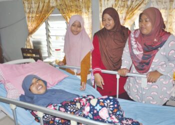 NUR Balqis Shah Indera Purnama (berdiri, kanan) bersama Nur Damia Shah (tengah) dan Nur Maturina Shah bersama Siti Zahra Rosle di rumah mereka di Kampung Ampangan, Tanjong Karang, Selangor.