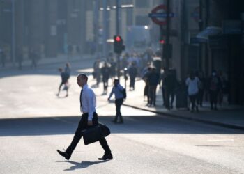 PENDUDUK sedang melintasi jalan di London. - AFP