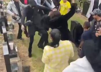 TANGKAP layar video menunjukkan puluhan orang berkabung, sedang menari di tanah perkuburan Witton, Birmingham. - BIRMZ IS GRIME