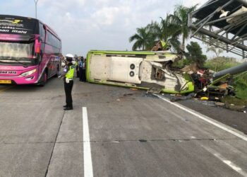 LOKASI kemalangan melibatkan bas pelancongan di Jalan Tol Surabaya-Mojokerto, Jawa Timur.-AGENSI