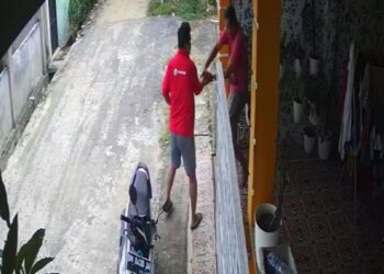 RAKAMAN CCTV menunjukkan suspek menikam mangsa di rumahnya di Pekan Baru.-AGENSI