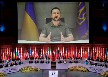 VIDEO ucapan Volodymyr Zelensky disiarkan pada Sidang Kemuncak Majlis Eropah di dewan Harpa, Reykjavik, Iceland. - AFP
