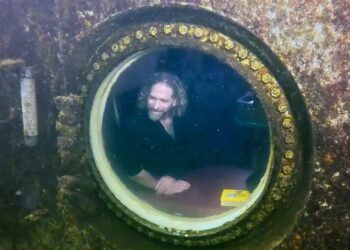 JOSEPH Dituri berada di dalam Jules Undersea Lodge di Key Largo, Florida. - REUTERS
