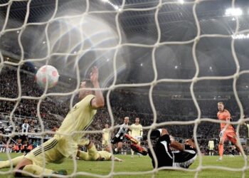 Pemain tengah Bruno Guimares (tengah) meledak gol kedua Newcastle ketika menewaskan Arsenal 2-0 di St. James Park, kelmarin. – AFP