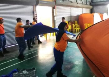 ANGGOTA Angkatan Pertahanan Awam Malaysia (APM) mengemas PPS Dewan Desa Dangi, Johol, Kuala Pilah selepas ia ditutup sepenuhnya pada pukul 11.30 pagi tadi