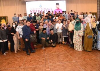 HAJIJI Noor (tengah) merakamkan gambar kenangan bersama pengamal media Sabah