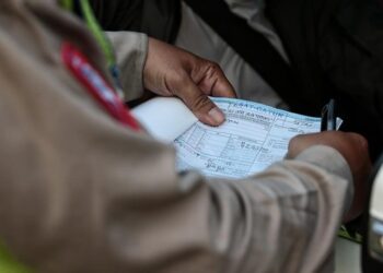 POLIS trafik kehabisan surat saman ketika melakukan pengawasan di sekitar jalan yang sibuk di Jakarta Barat kelmarin.-AGENSI