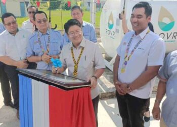 EWON Benedict (dua dari kanan) menandatangan plaq perasmian Stesen Minyak PCS (Petronas ROVR) Koperasi Permodalan Salcra Sarawak di daerah Lundu, petang semalam.