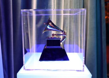 TROFI Grammy yang dipamerkan dalam sebuah majlis di New York. - AFP