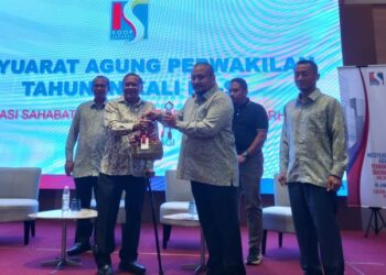 SHABUDIN Yahaya (kiri) menerima cenderamata daripada Mohd. Najib Mohd. Noor (dua dari kanan) pada Mesyuarat Agung Perwakilan Tahunan (MAPT) Kali kesembilan dan Pengundian Pemilihan Anggota Lembaga Koperasi 2022, di Bayan Baru, Pulau Pinang hari ini.