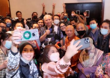 ANNUAR Musa (tengah) mencadangkan Hawana yang disambut setiap 29 Mei dijadikan agenda nasional demi mengangkat profesion kewartawanan. – UTUSAN/RASUL AZLI SAMAD