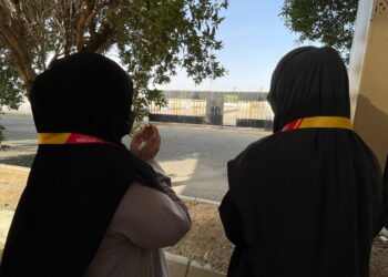 Nurul Syazwani Sajari (kanan) dan Nurul Farhanah mendoakan agar roh bapa mereka dicucuri rahmat di Perkuburan Syaraek, Mekah.