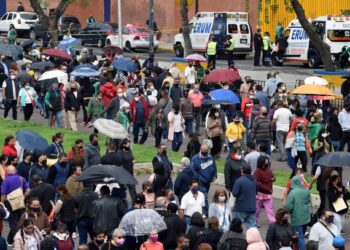 PENDUDUK menunggu untuk mendapatkan suntikan vaksin Covid-19 di sebuah pusat vaksinasi sementara di
luar pekarangan sekolah di bandar Mexico. – AFP