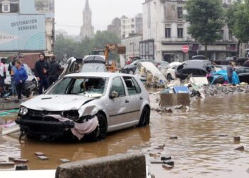 BEBERAPA kereta rosak di bandar Verviers di Belgium selepas hujan lebat dan banjir melanda barat
Eropah. – AFP