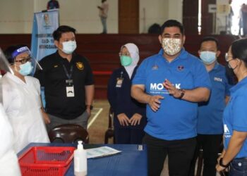 SHAHELMEY Yahya (tiga kanan) ketika melawat Pusat Pemberian Vaksin (PPV) di Kampung Bongkud semalam.