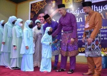 ABDUL Hamid P. V Abdu (tiga dari kanan) dan Shahul Hameed (dua dari kanan) menyerahkan sumbangan duit raya kepada anak-anak yatim sempena majlis Jelajah Ihya Ramadan Ehsan anjuran Kumpulan Syarikat Ehsan di Port Dickson malam semalam.-UTUSAN/ZAKKINA WATI AHMAD TARMIZI.