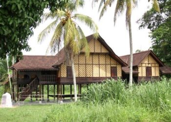 PEMANDANGAN dari luar keadaan rumah Datuk Maharajalela yang sudah dibaik pulih selepas terbiar sebelum ini ketika tinjauan di Kompleks Sejarah Pasir Salak. – UTUSAN/MUHAMAD NAZREEN SYAH MUSTHAFA