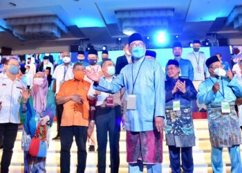 ANWAR Ibrahim bersama perwakilan dan pemerhati daripada parti komponen Pakatan Harapan iaitu DAP dan Amanah, selepas berucap dalam ucapan dasar, pada pembukaan Kongres Nasional PKR Ke-16 di Shah Alam, Selangor, semalam. - UTUSAN / ZULFADHLI ZAKI