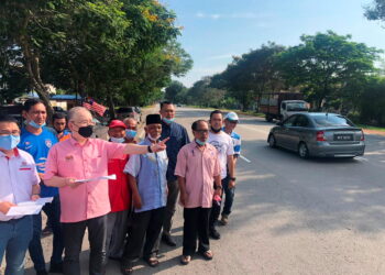 WEE Ka Siong yang juga Ahli Parlimen Ayer Hitam melakukan tinjauan ke Jalan Persekutuan Batu Pahat-Ayer Hitam yang direkodkan sebagai antara 10 lokasi tertinggi kemalangan maut Malaysia.
UTUSAN/MOHAMAD FAHD RAHMAT